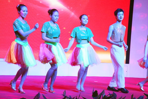 深圳市华益盛模具有限公司选送的现代舞