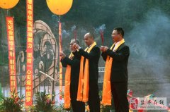 2013年4日3日盐亭民间万余人在嫘祖陵景区举行祭